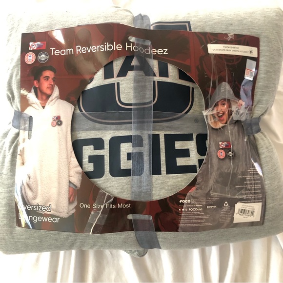 NWT Utah State Aggies Team, Oversized Reversible Hoodeez Sweatshirt - Picture 6 of 13